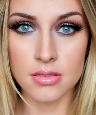 Вечерний макияж с голубыми глазами и светлой кожей