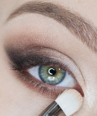 Вечерний макияж для женщины с голубыми глазами