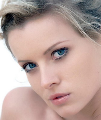 Вечерний макияж для женщины с голубыми глазами